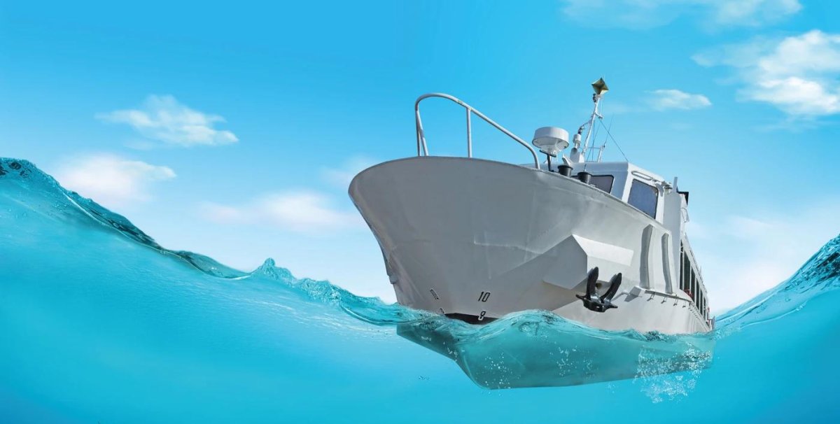 Катер в море