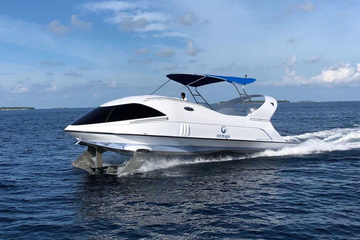 Лукер 370 яхта