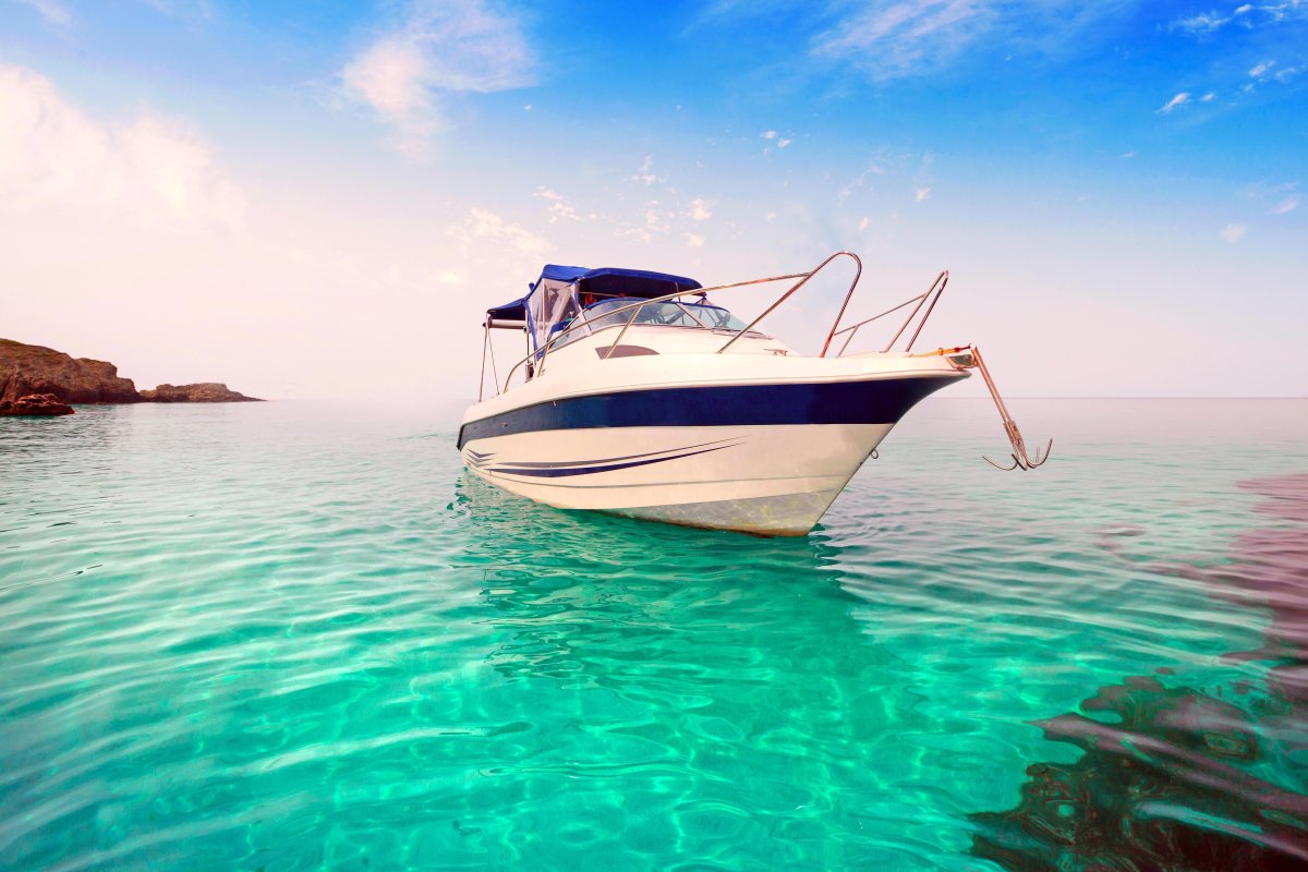 Катер в море