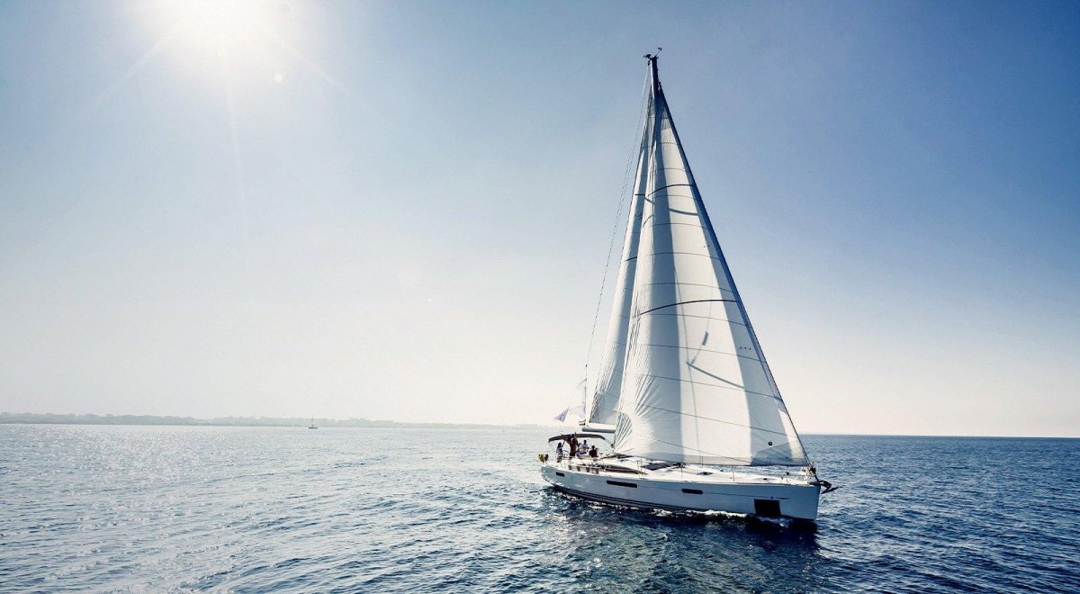 Яхта в море