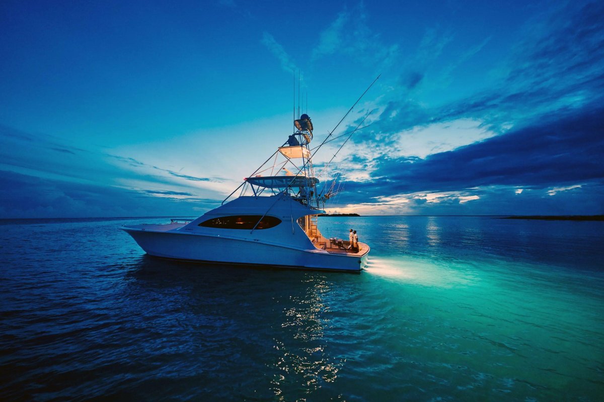 Яхта в море