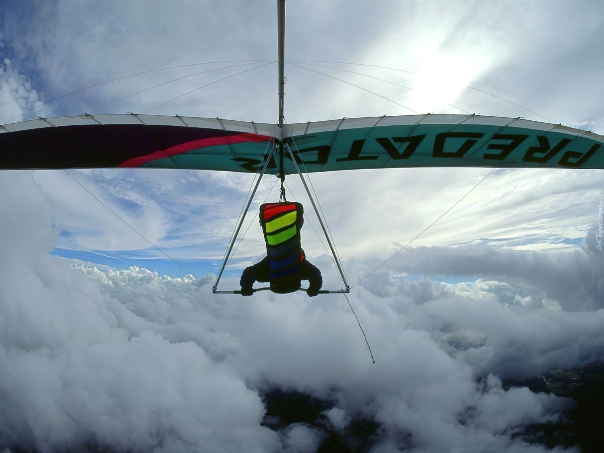 Дельтаплан над облаками