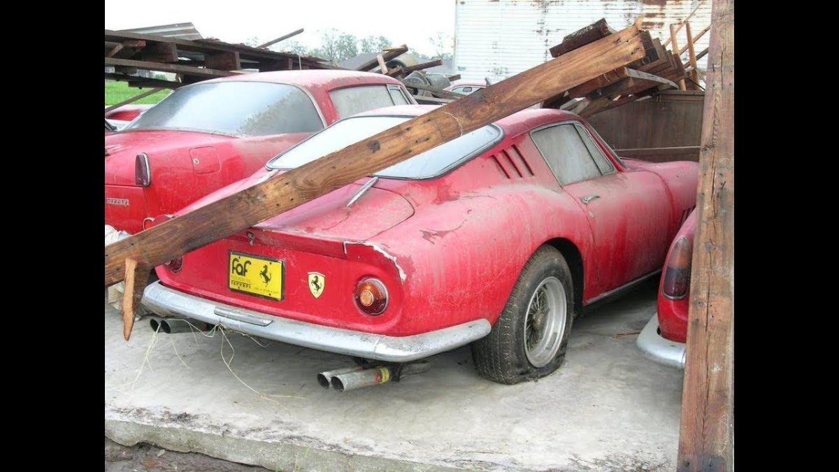 Заброшенные гаражи с машинами