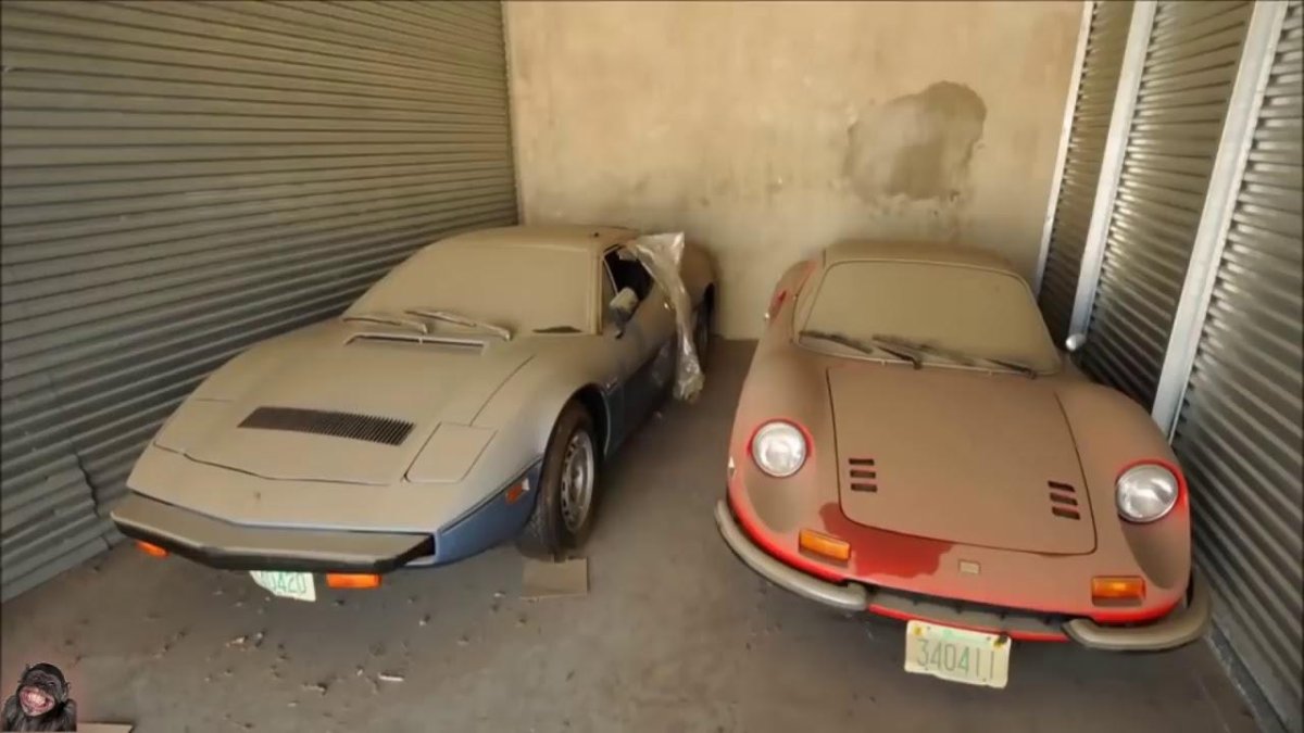 Заброшенные гаражи с машинами