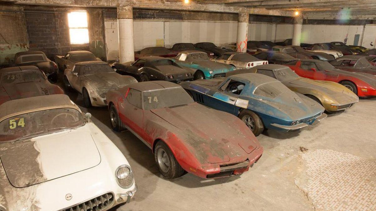 Машина в гараже