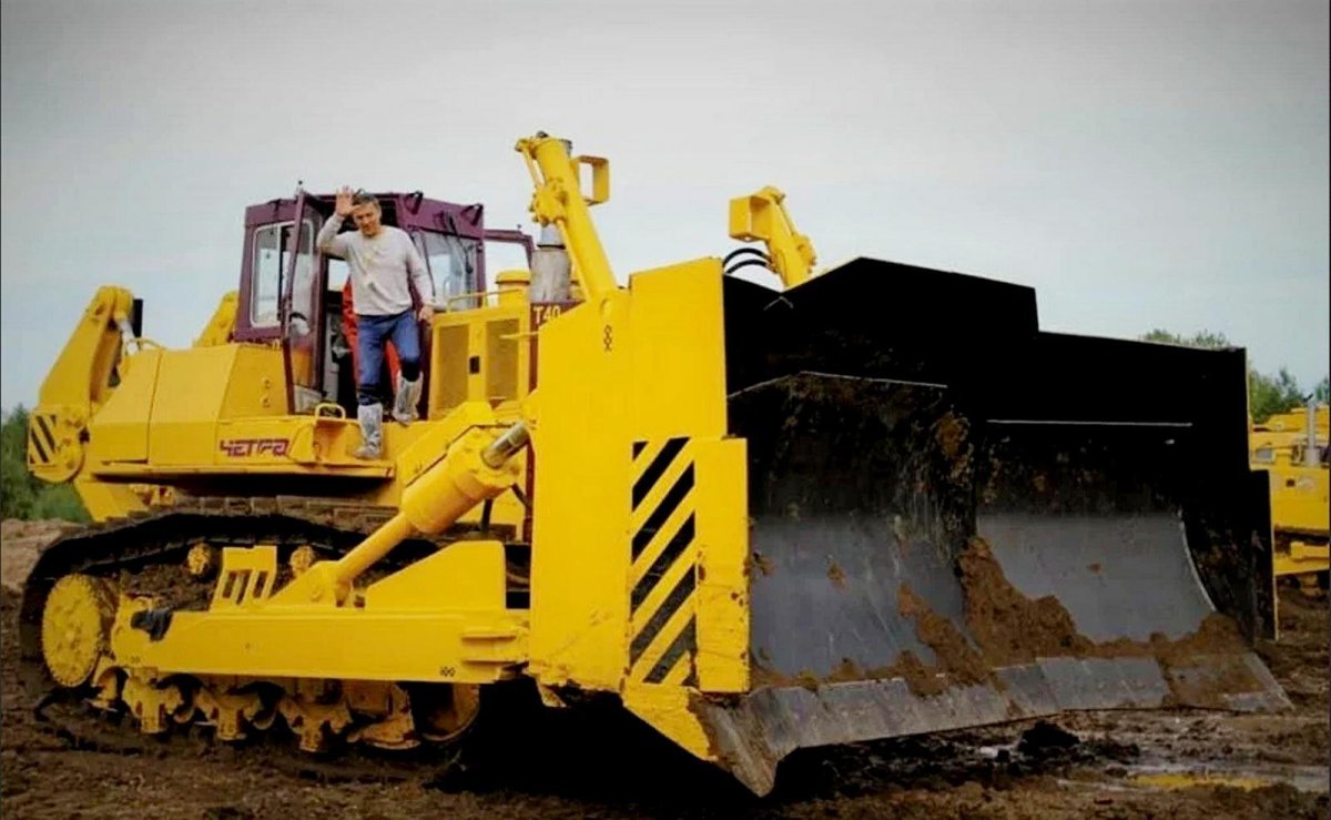 Гусеничный трактор ЧЕТРА