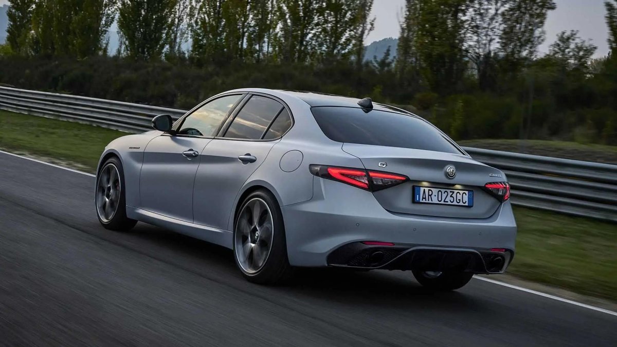 Альфа Ромео Джулия 2022