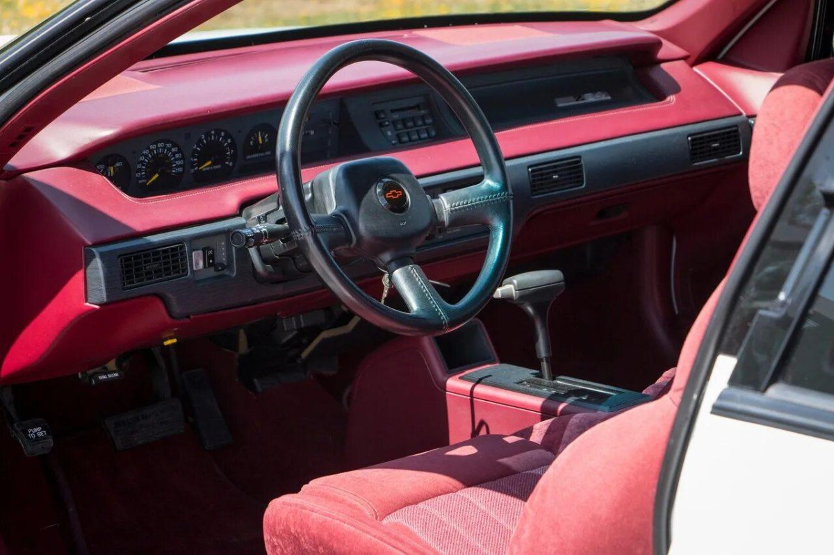 Chevrolet Lumina 1990 салон