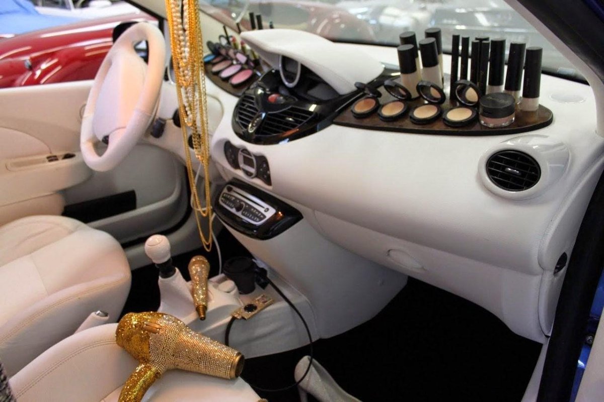Женский салон автомобиля