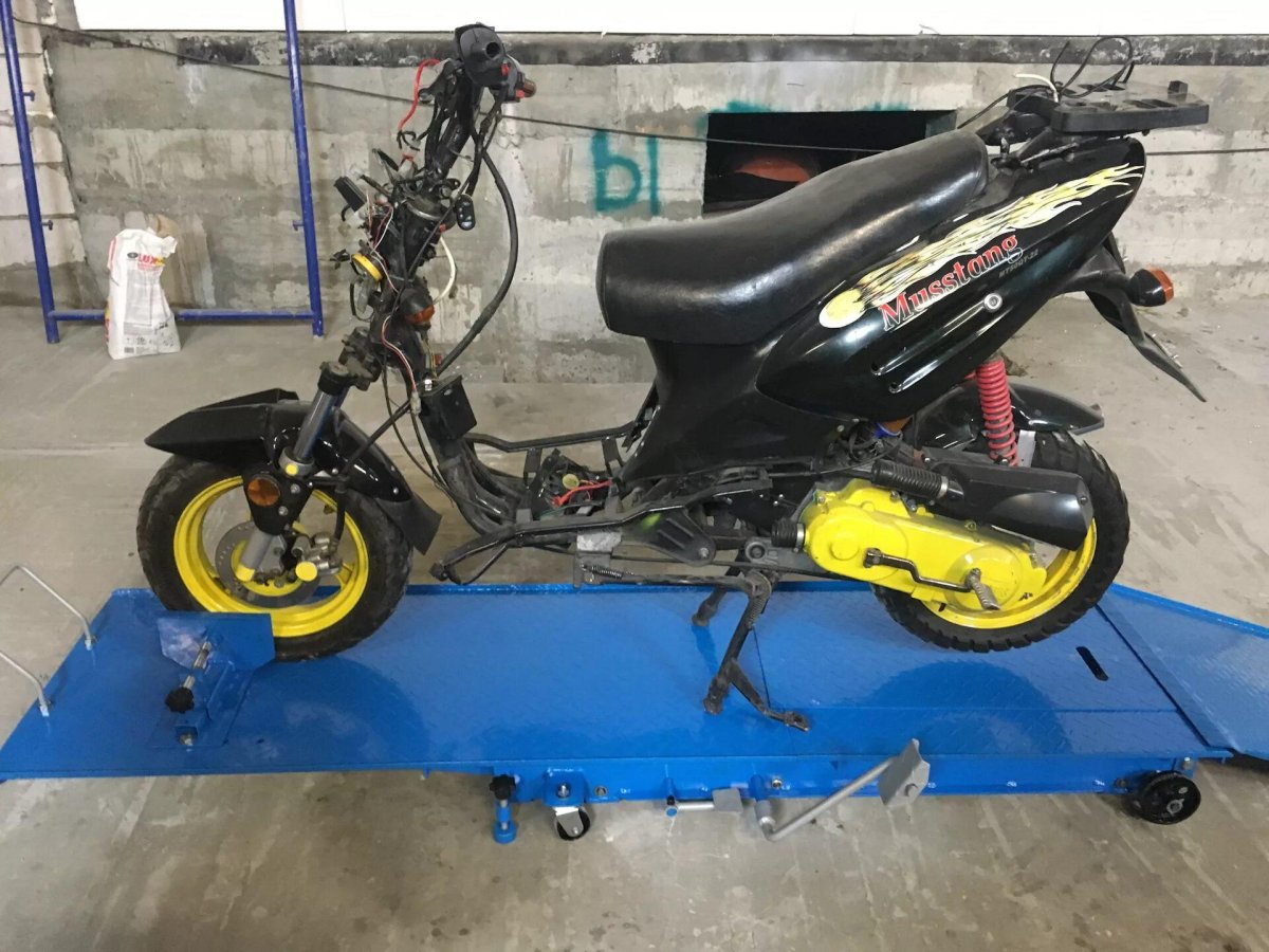 Скутер в гараже