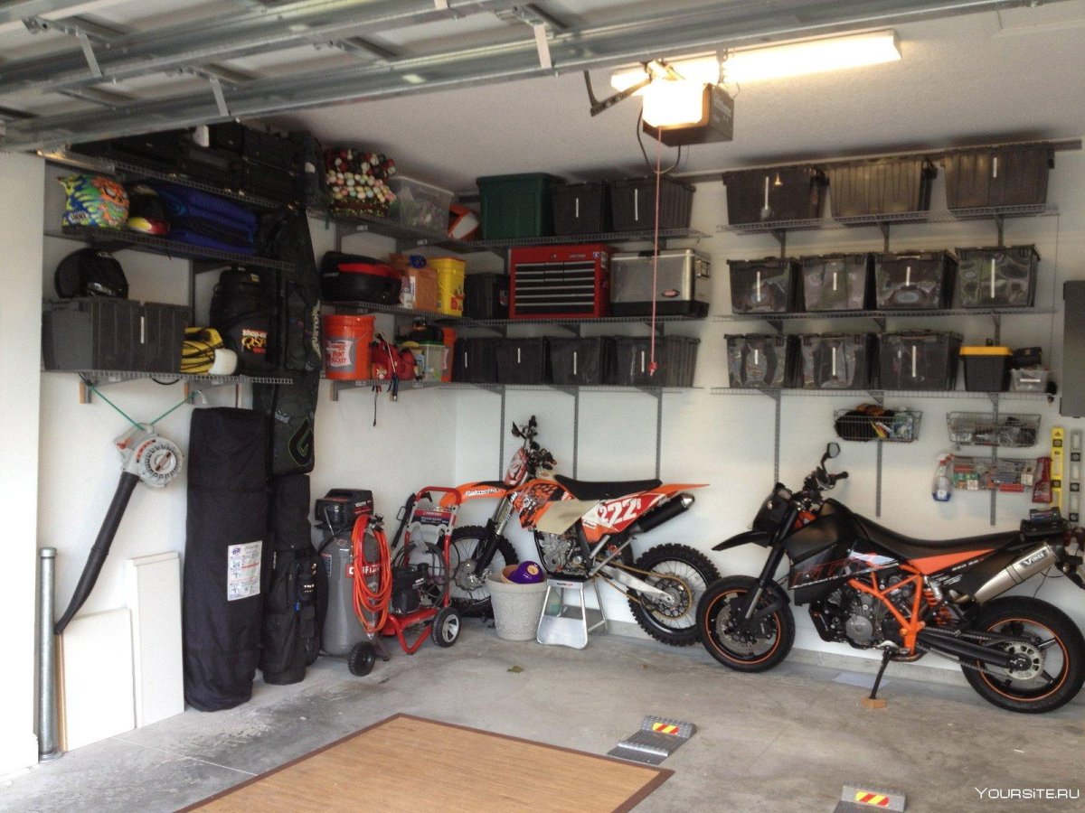 Спортивный мотоцикл в гараже