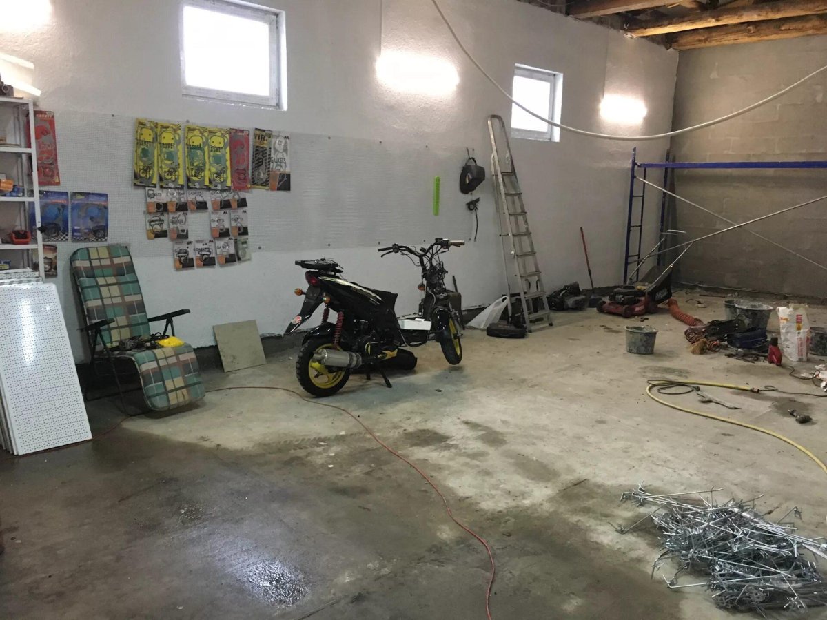 Скутер в гараже