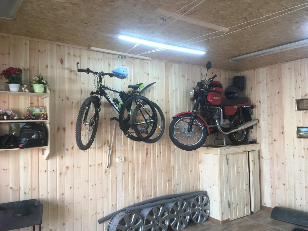 Подвесить мотоцикл в гараже