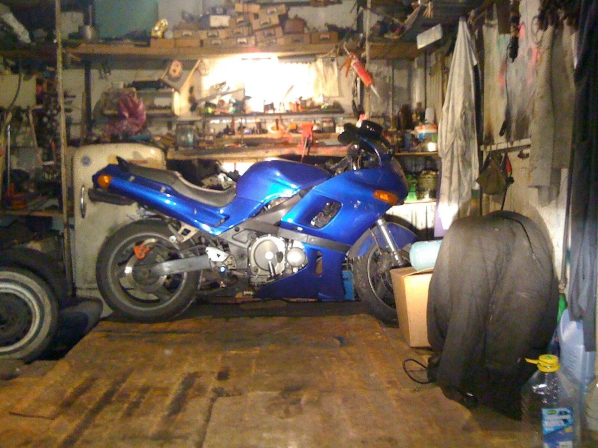 Мотоцикл в гараже синий