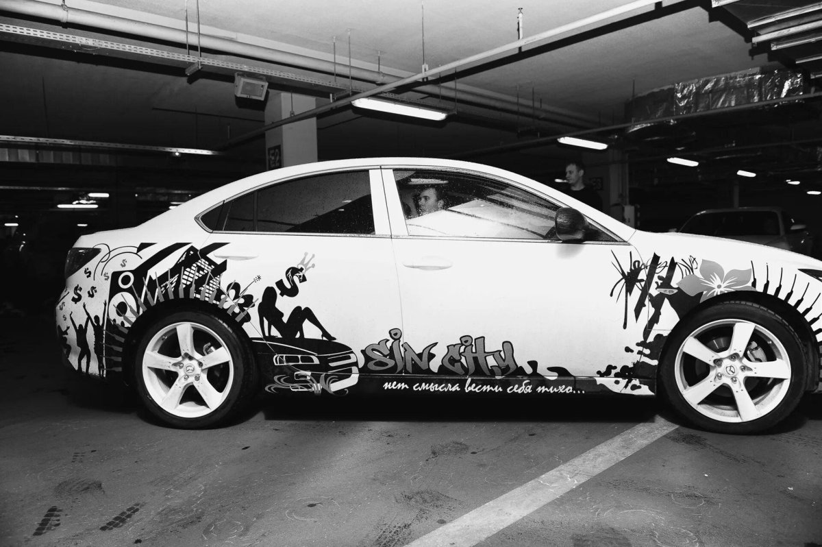 Винил на белой машине