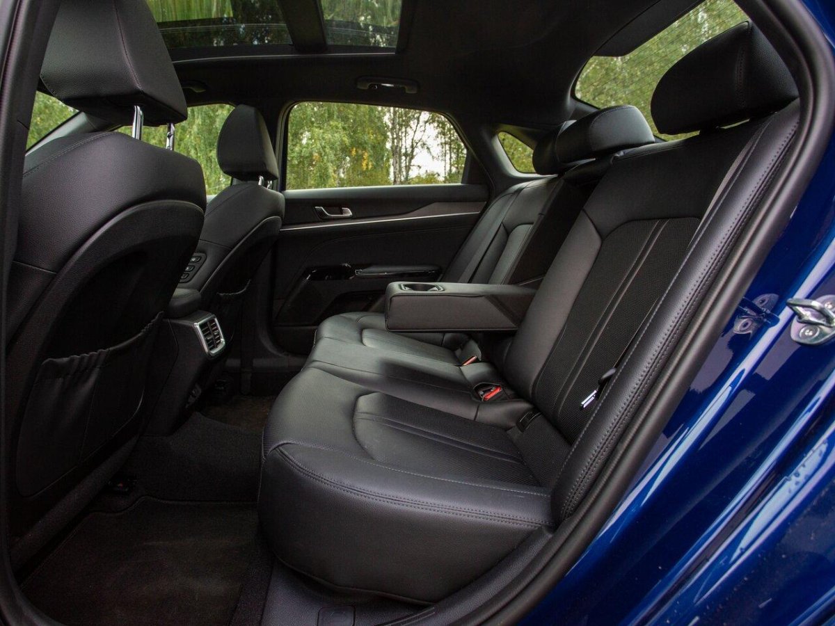 Kia Optima салон сзади