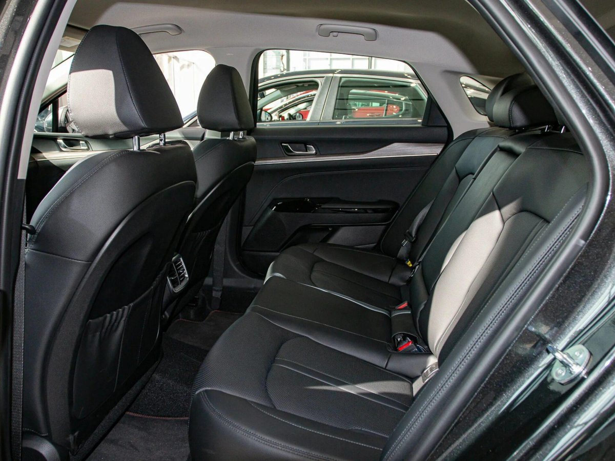 Kia k5 салон сзади