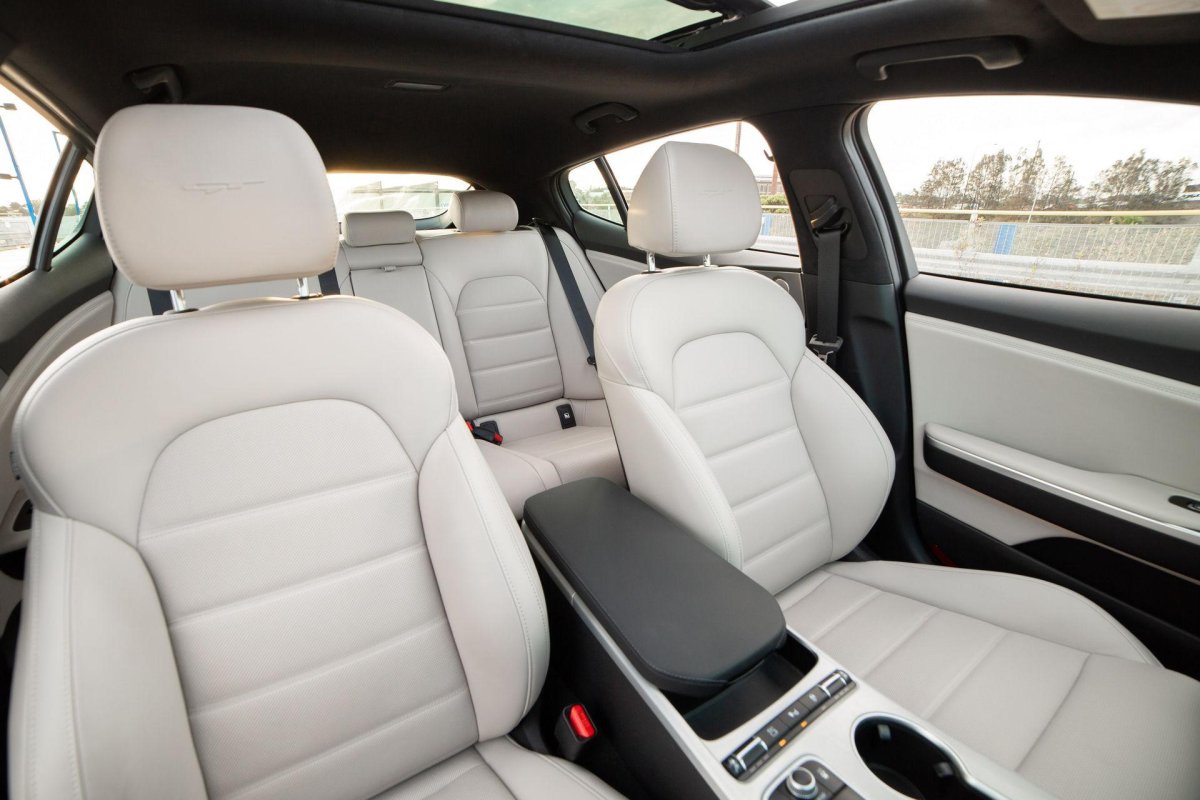 Kia Stinger белый салон