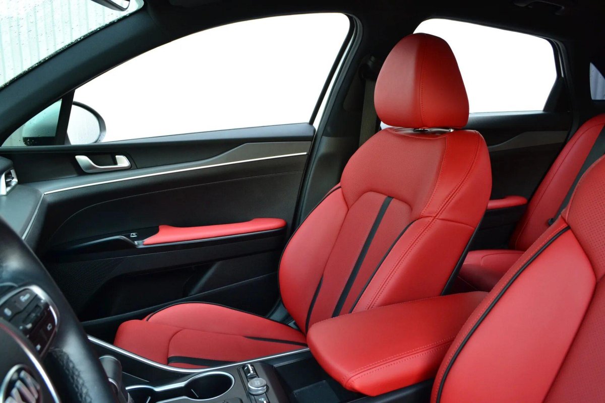 Kia k5 красный салон