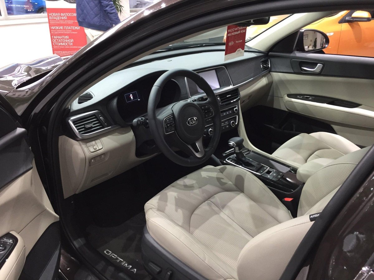 Kia Optima 2018 белый салон