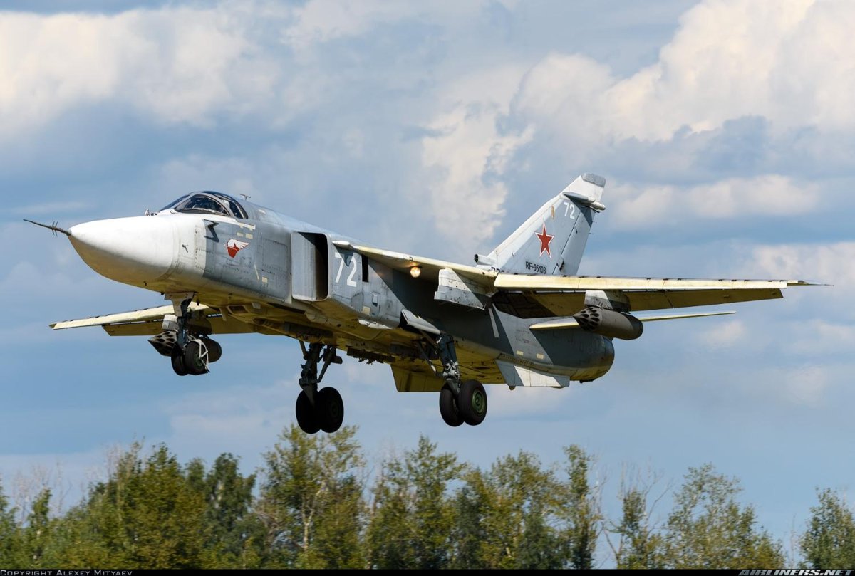 Су-24 бомбардировщик