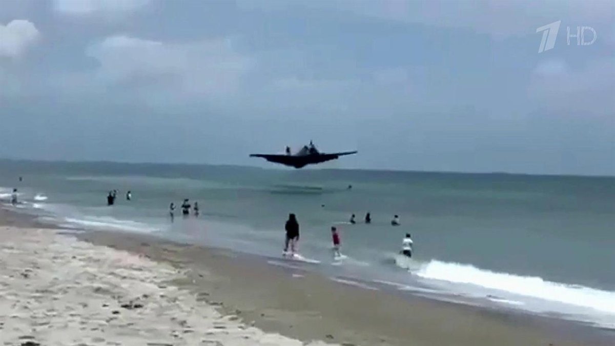 Аварийная посадка самолёта на пляж