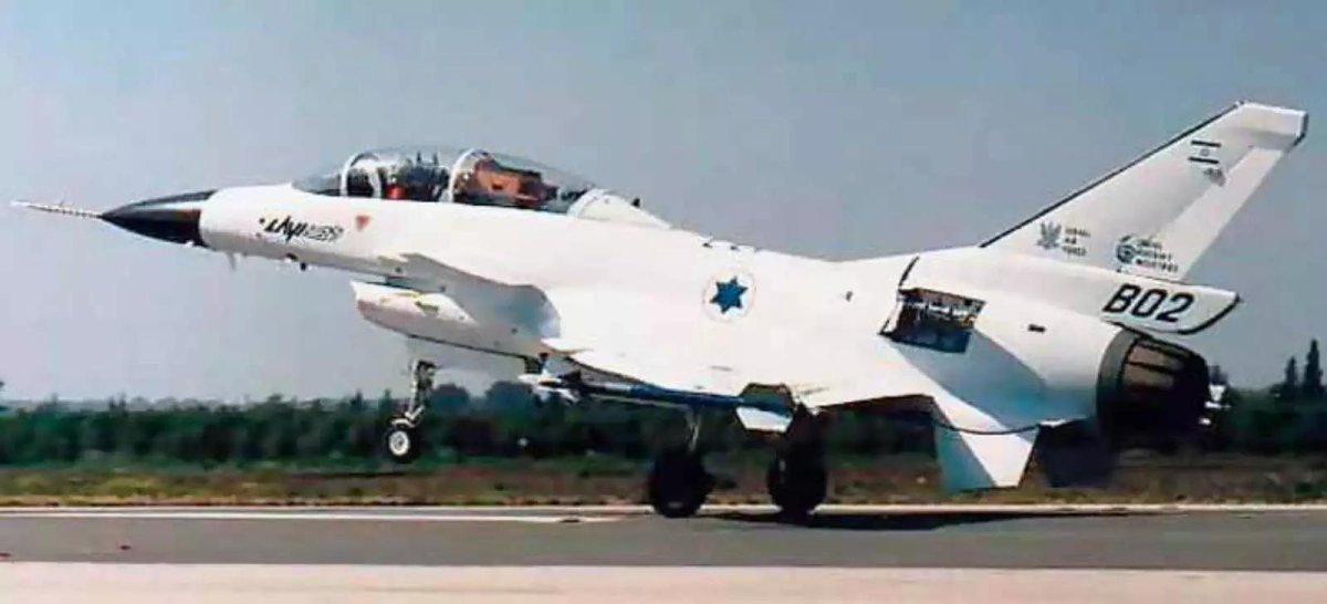 Лави самолет