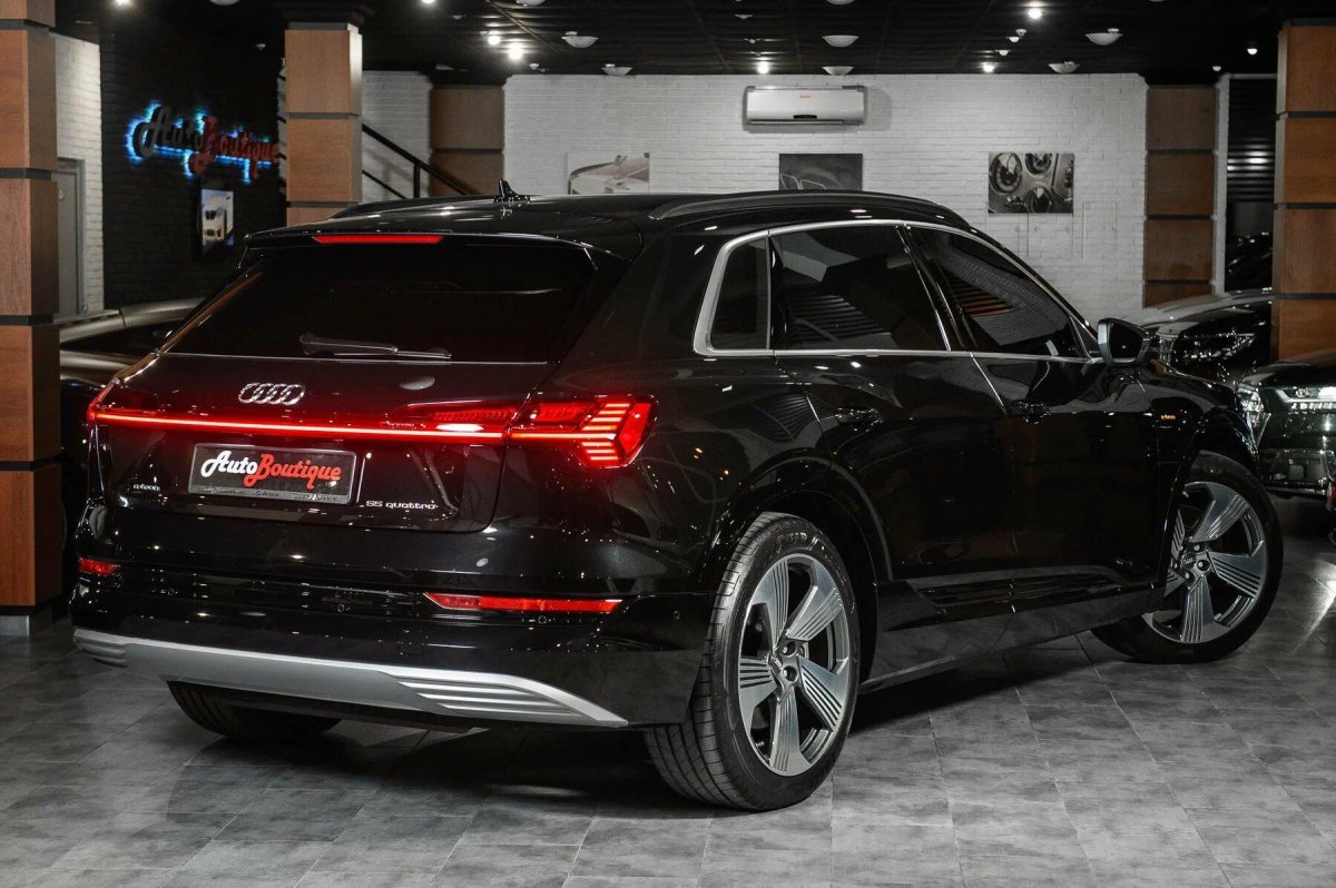 Audi e-tron черный