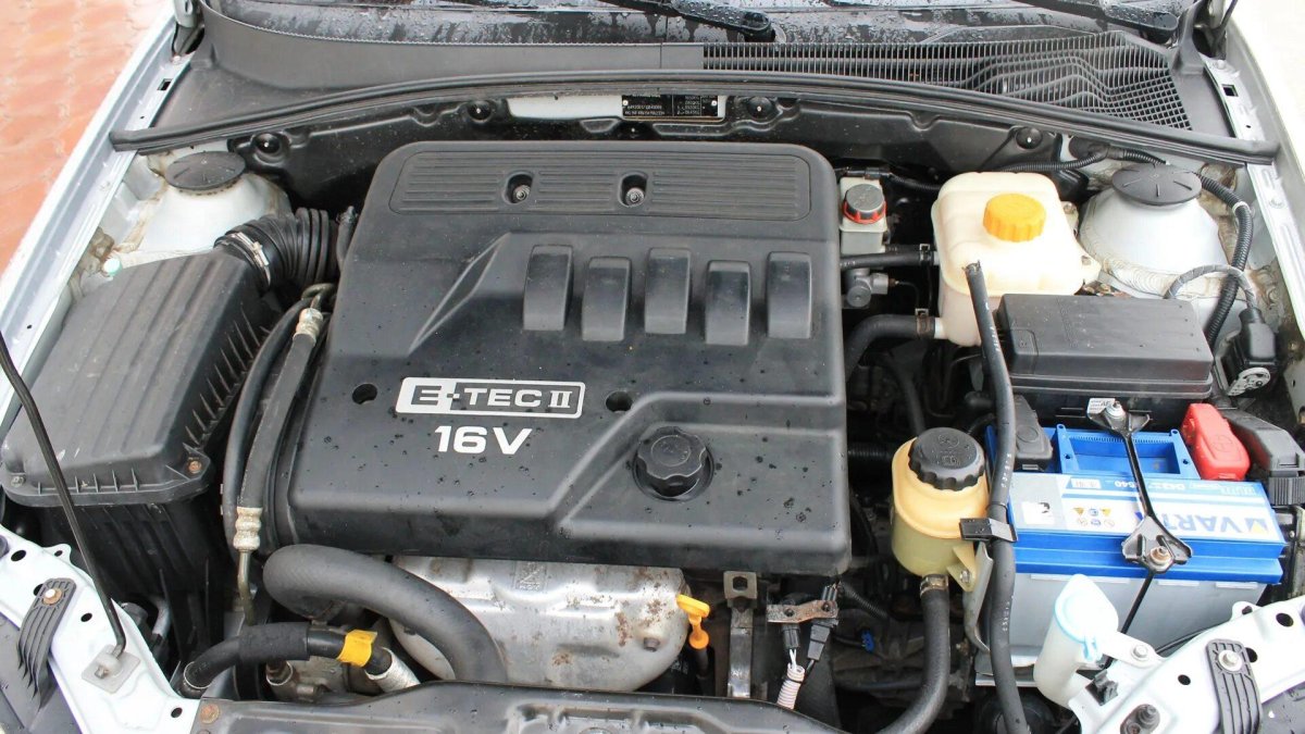 Моторный отсек Лачетти 1.6