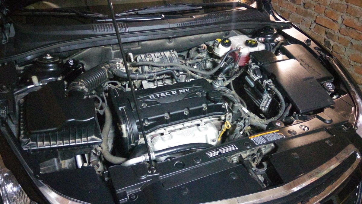 Подкапотное пространство Шевроле Круз