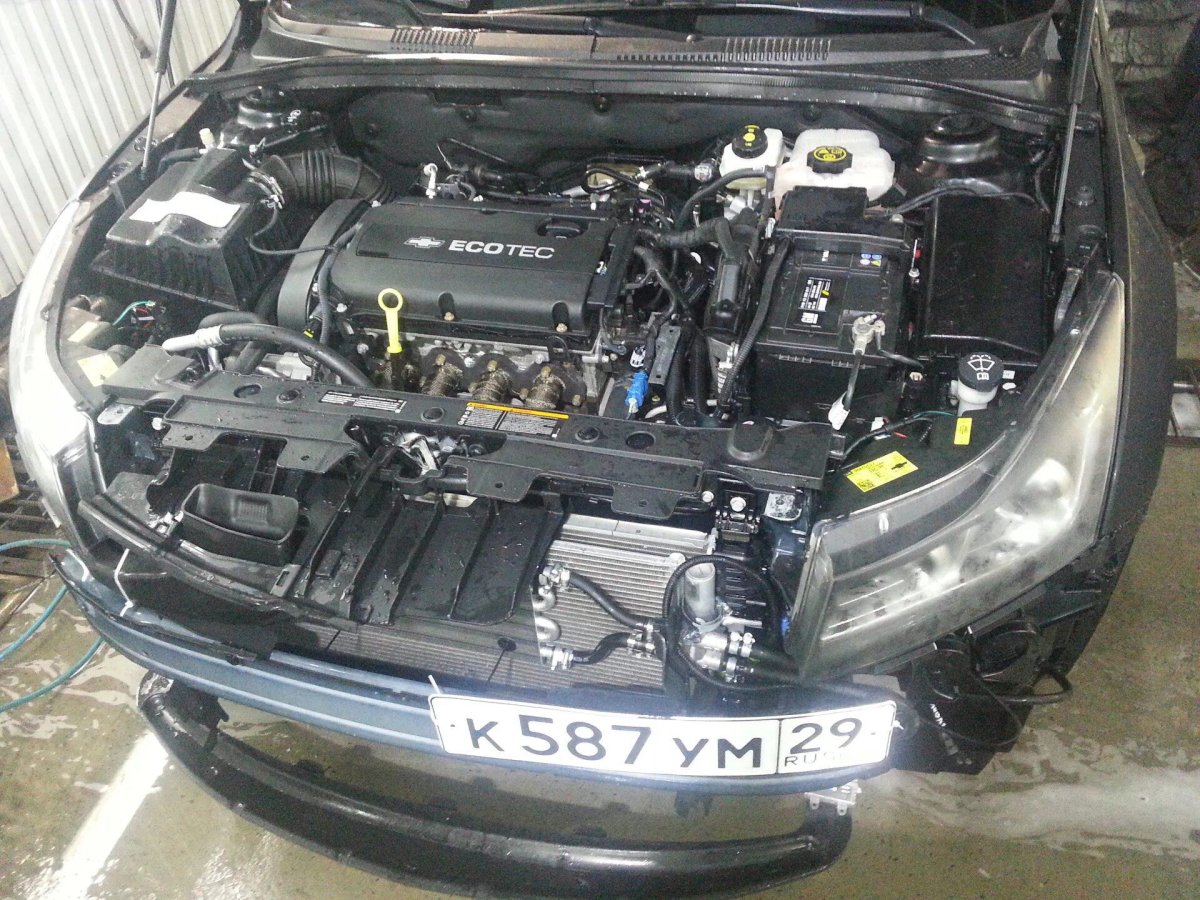 Моторный отсек Шевроле Круз 1.6