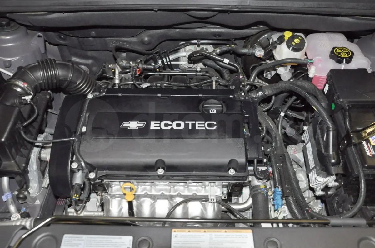 Моторный отсек Шевроле Орландо 1.8