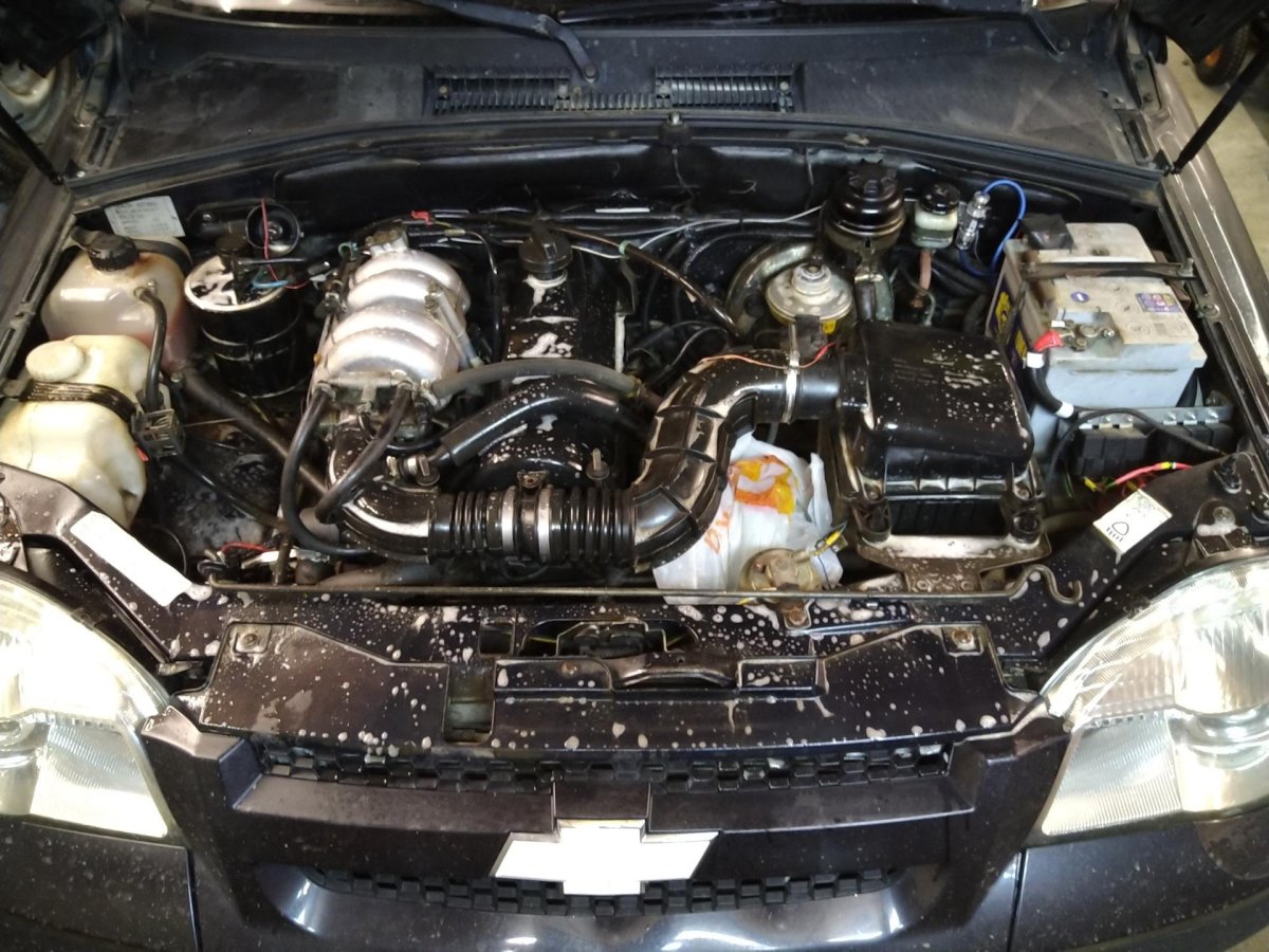 Подкапотка Нива 21214