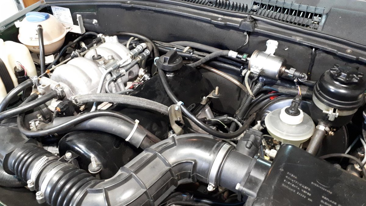 Моторный отсек Шевроле Нива