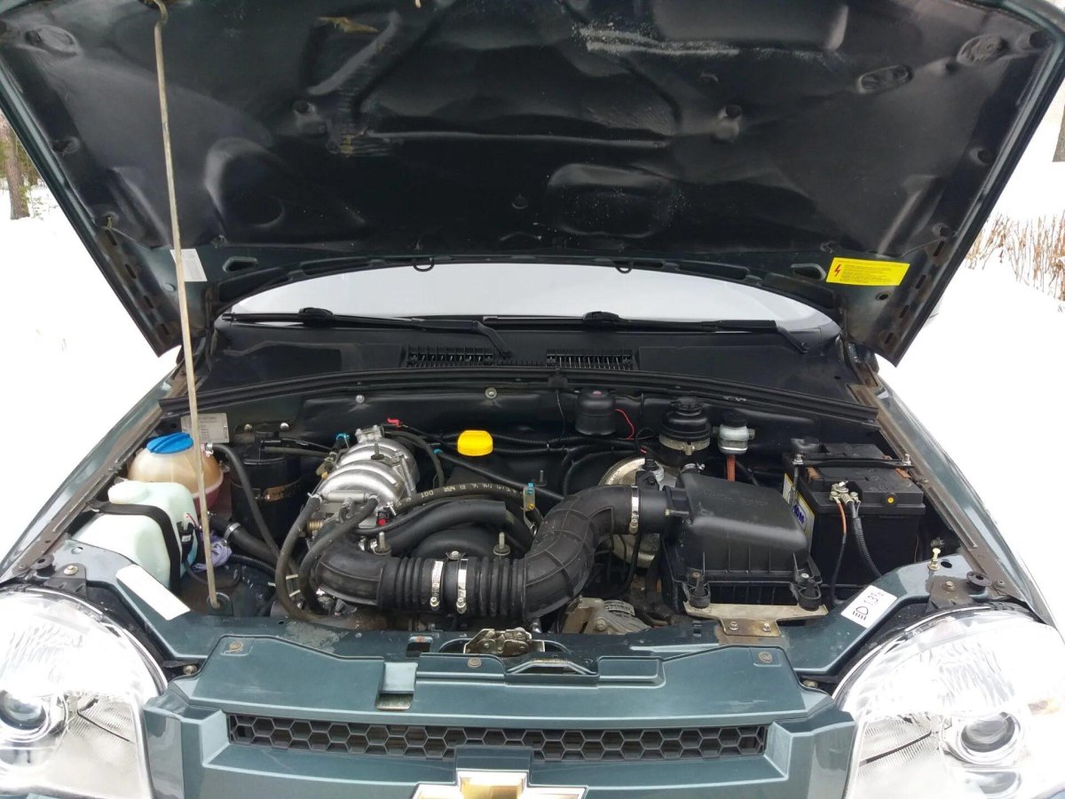 Моторный отсек Шевроле Нива