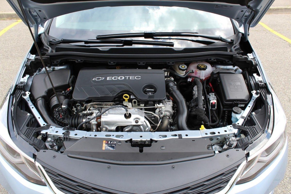 Моторный отсек Шевроле Круз