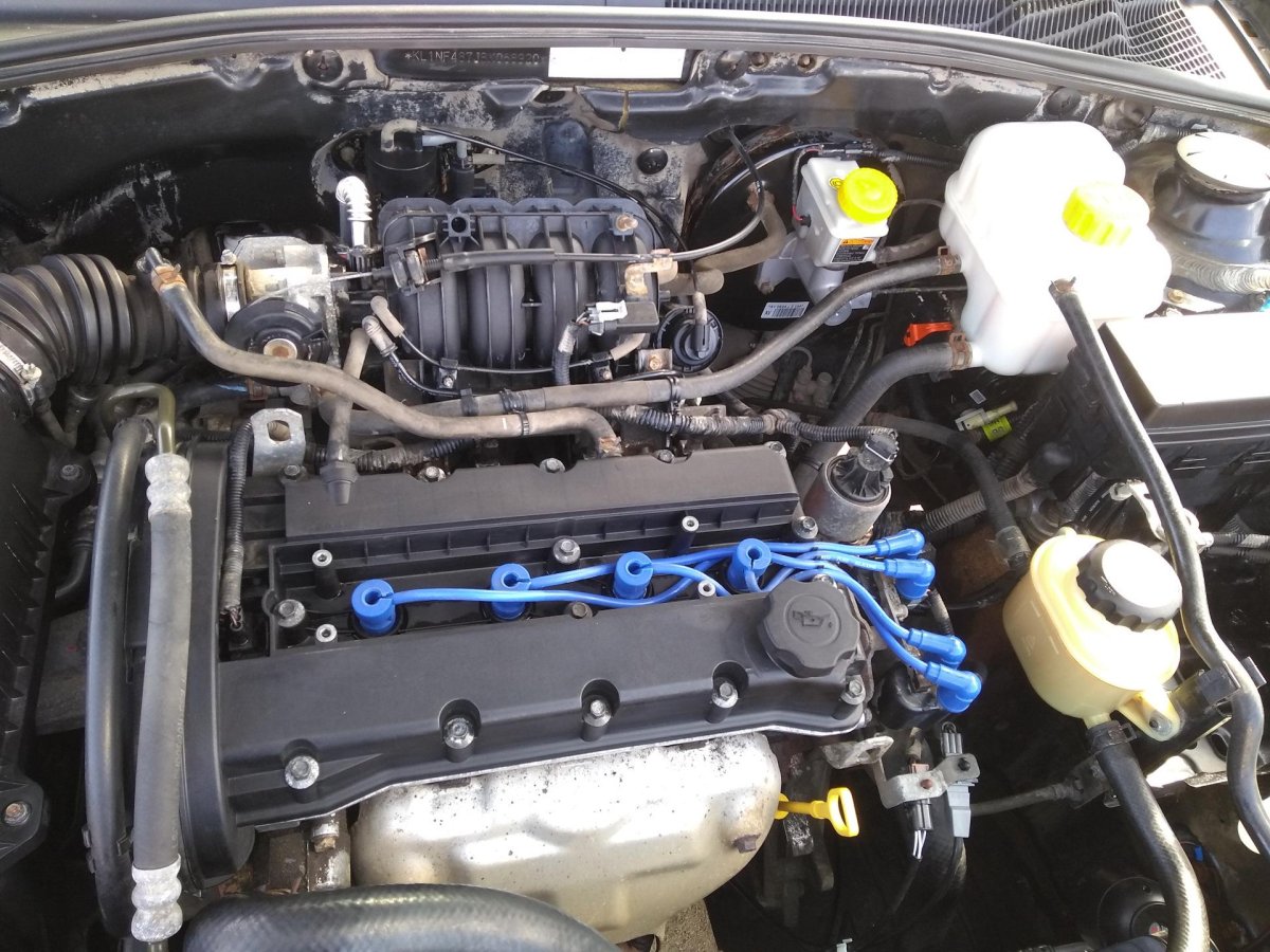 Моторный отсек Шевроле Лачетти 1.6