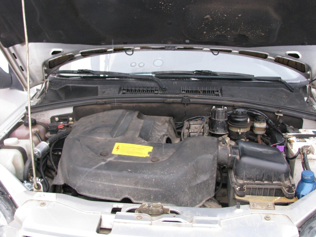 Моторный отсек Шевроле Нива