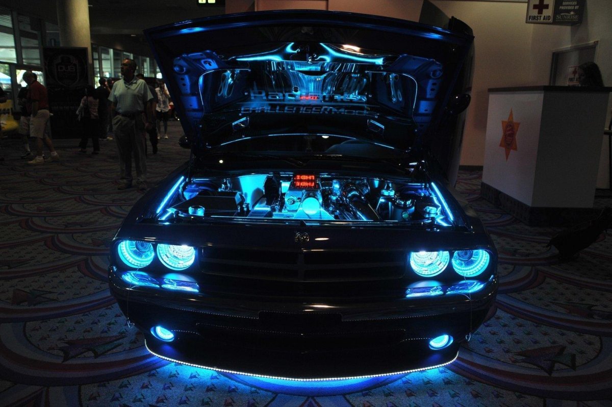 Додж Челленджер неон