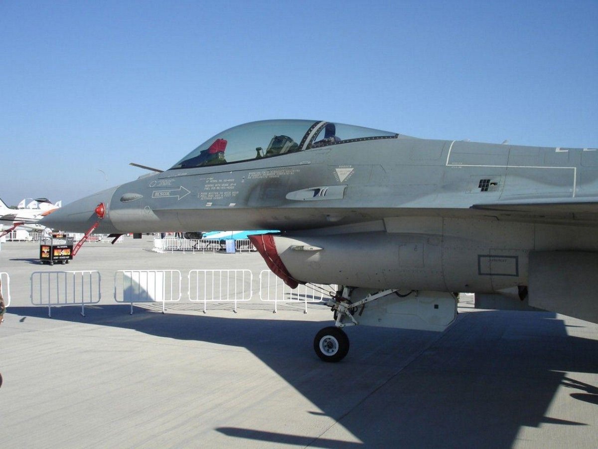 General Dynamics f-16cm Fighting Falcon