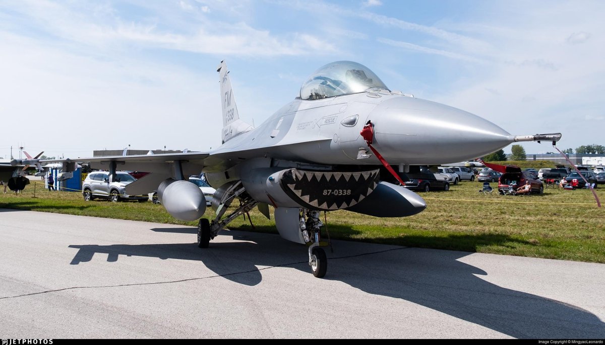 F-16 самолет