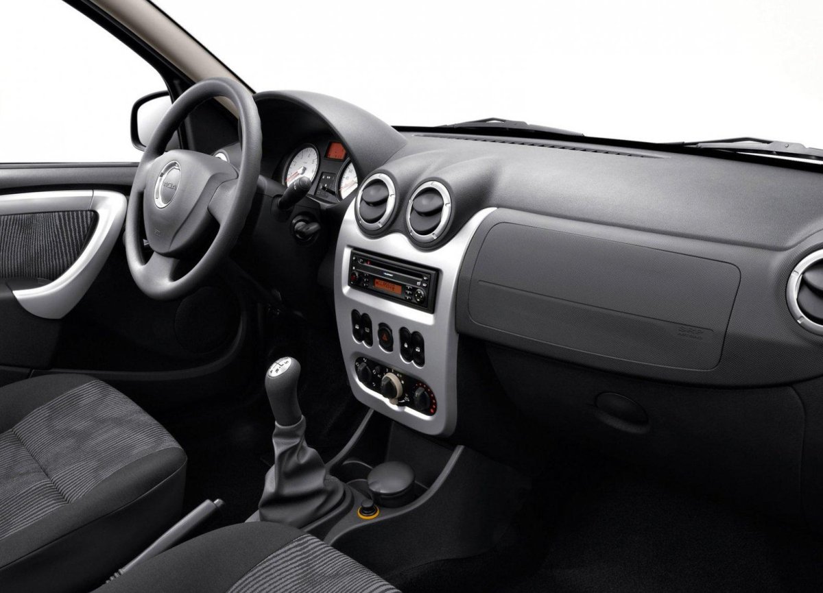 Рено Логан 1.6 салон