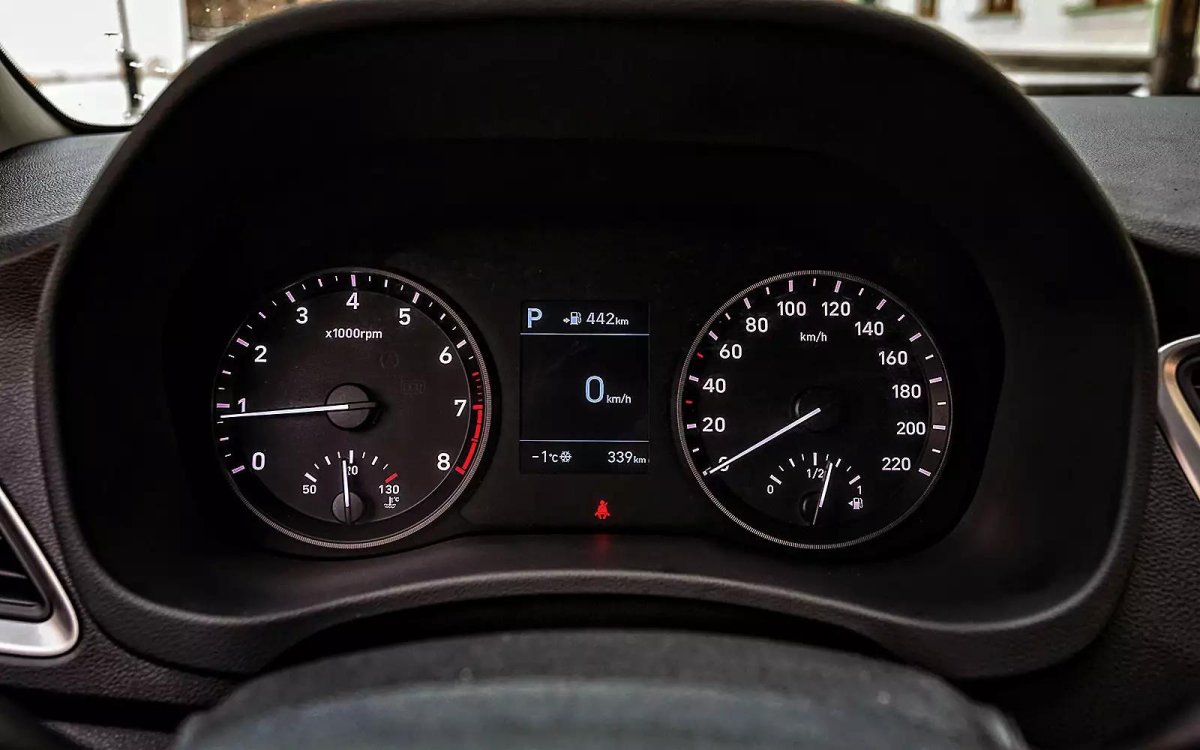 Hyundai Solaris 2012 приборная панель пробег