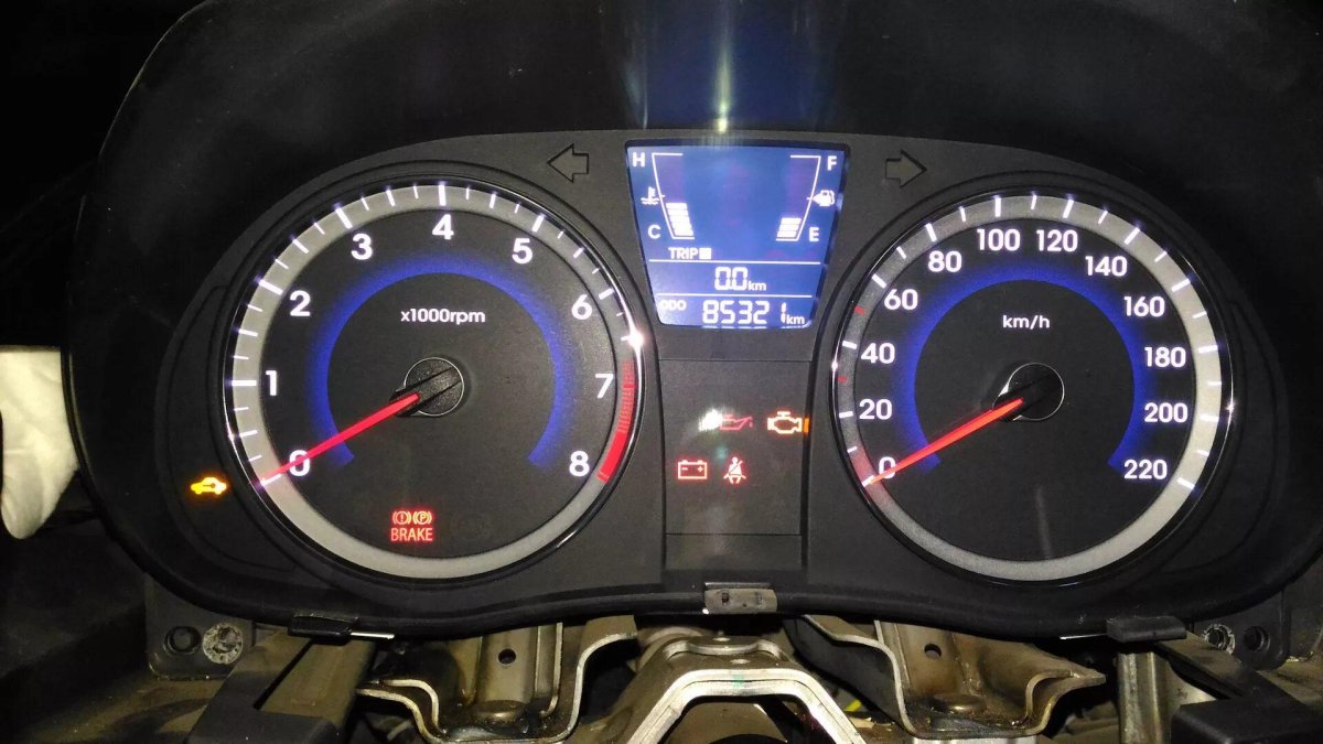 Hyundai Solaris 2012 приборная панель пробег