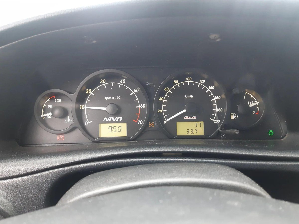 Приборная панель Нива Шевроле 2005