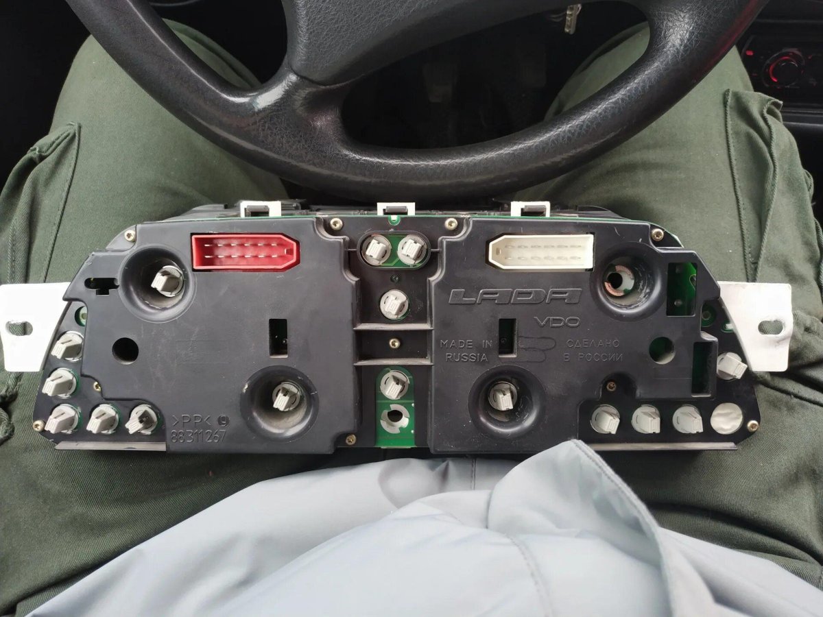 Приборная панель Нива Шевроле 2005 года