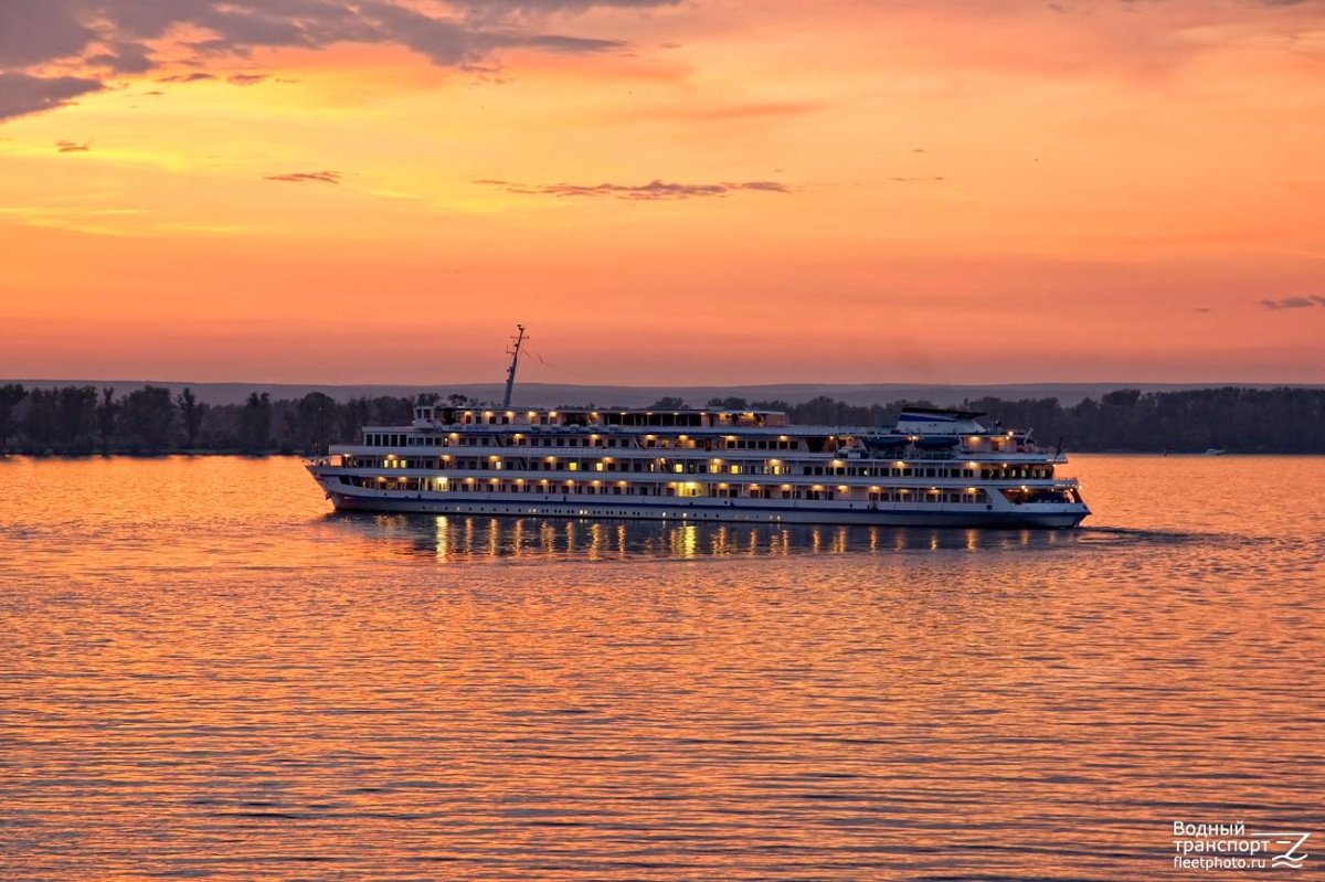 Волга река Саратов теплоход
