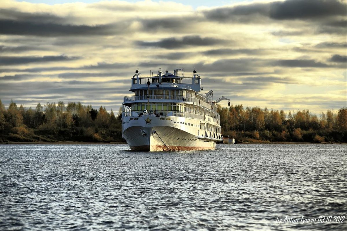 Теплоход Павел Бажов Пермь