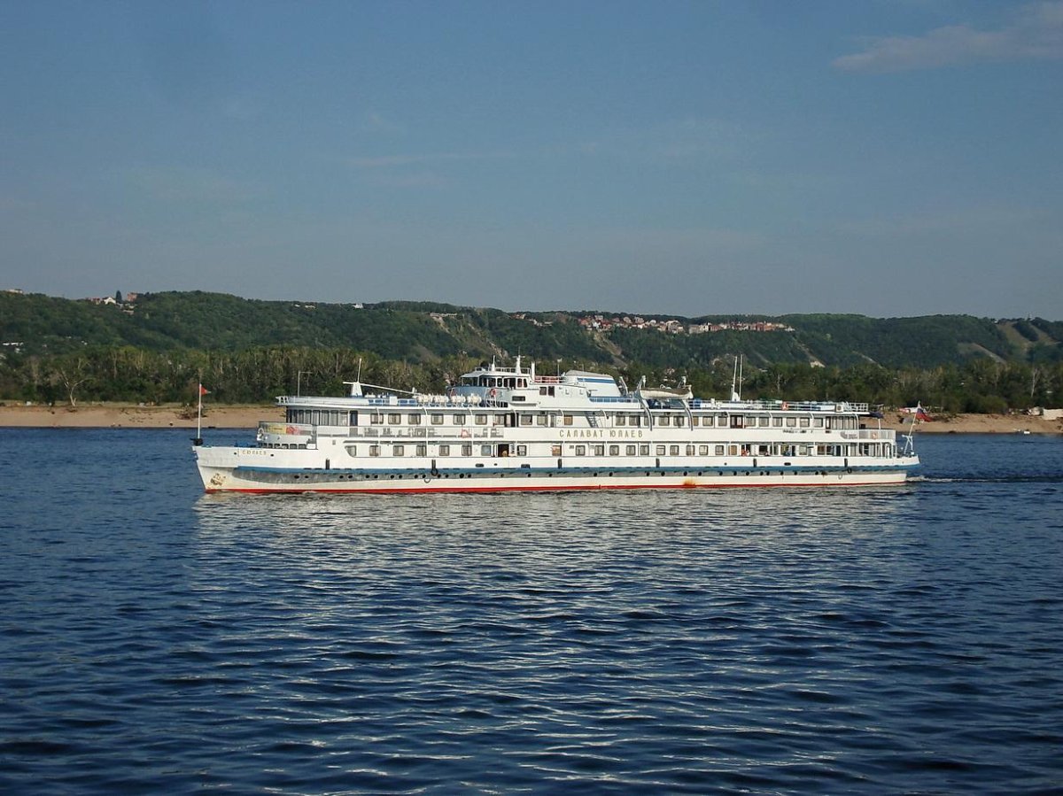 Теплоход Салават Юлаев