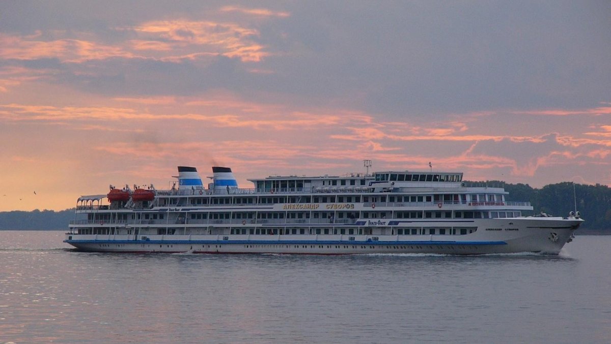 Круизный лайнер Александр Суворов